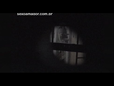 ❤️ Sarışın, içi boş tuğlaların arkasına gizlenmiş bir mahalle röntgencisi tarafından gizlice videoya alınır Anal video bizde ❌️❤